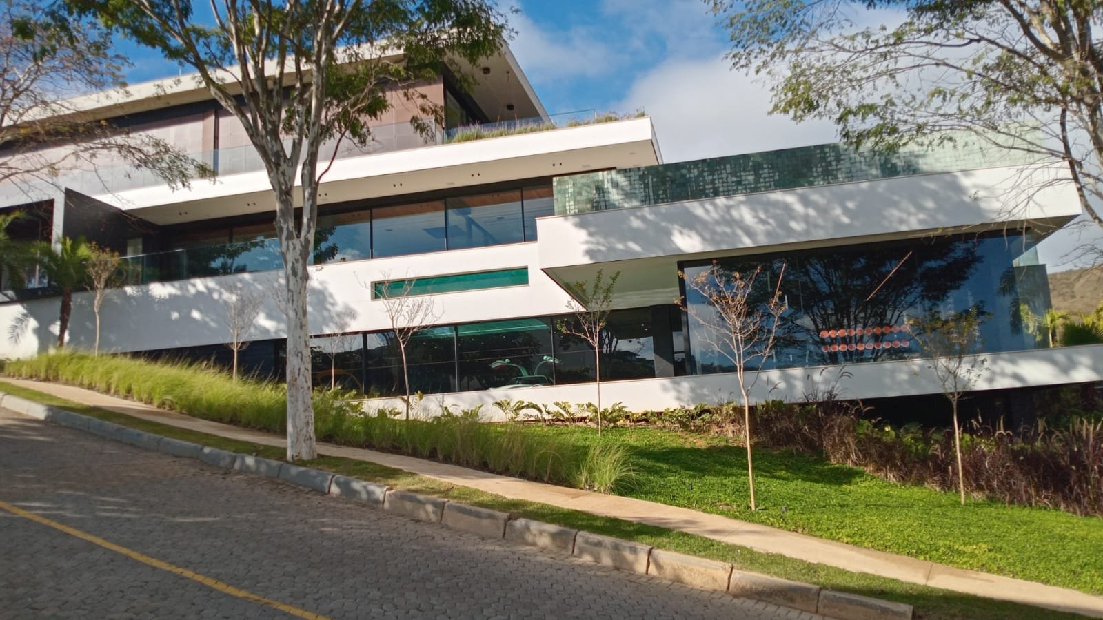 Residência de alto padrão construída pela RWM Engenharia em condomínio de Nova Lima