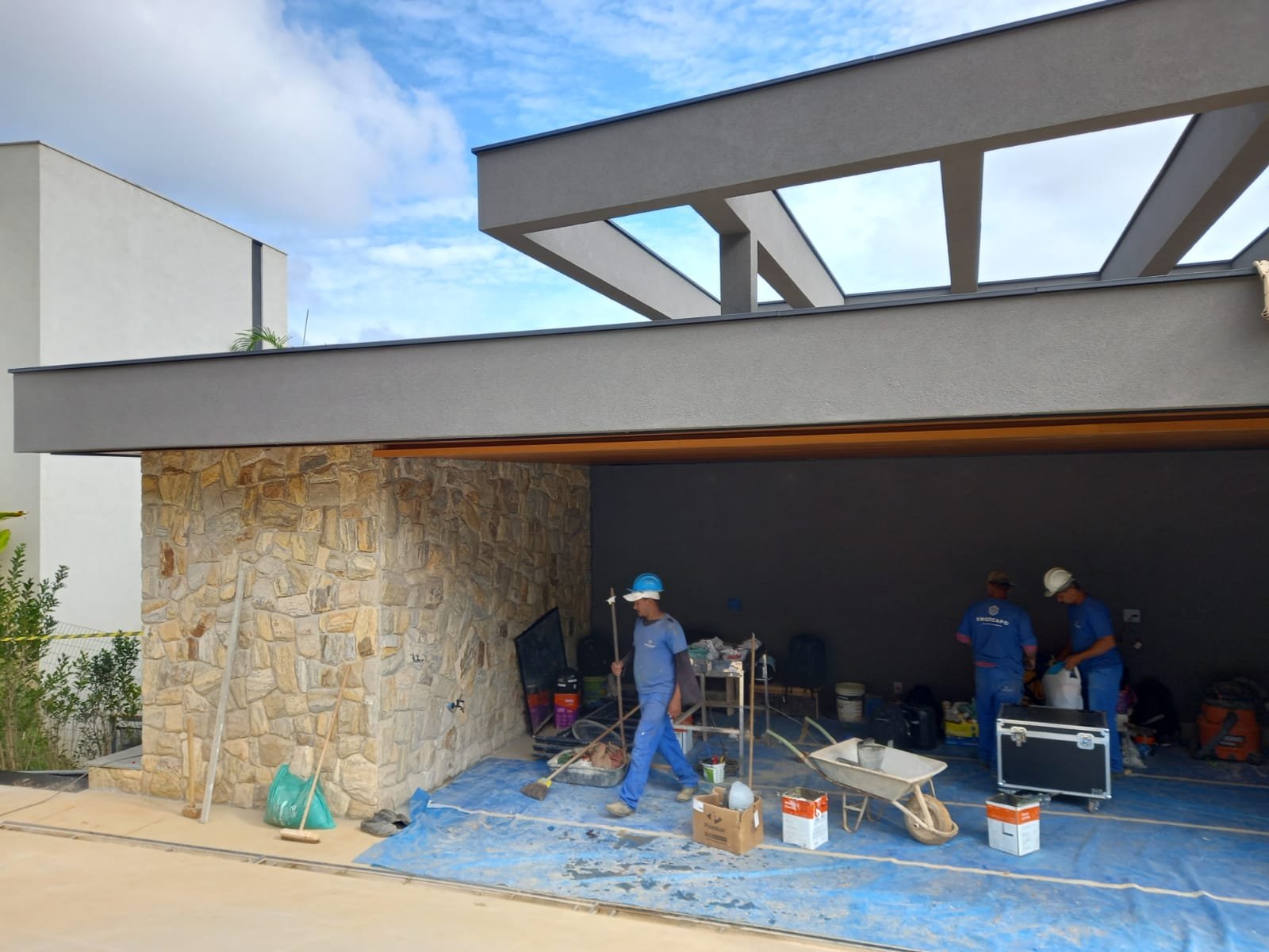 Equipe da RWM Engenharia executando revestimento em pedra natural na obra