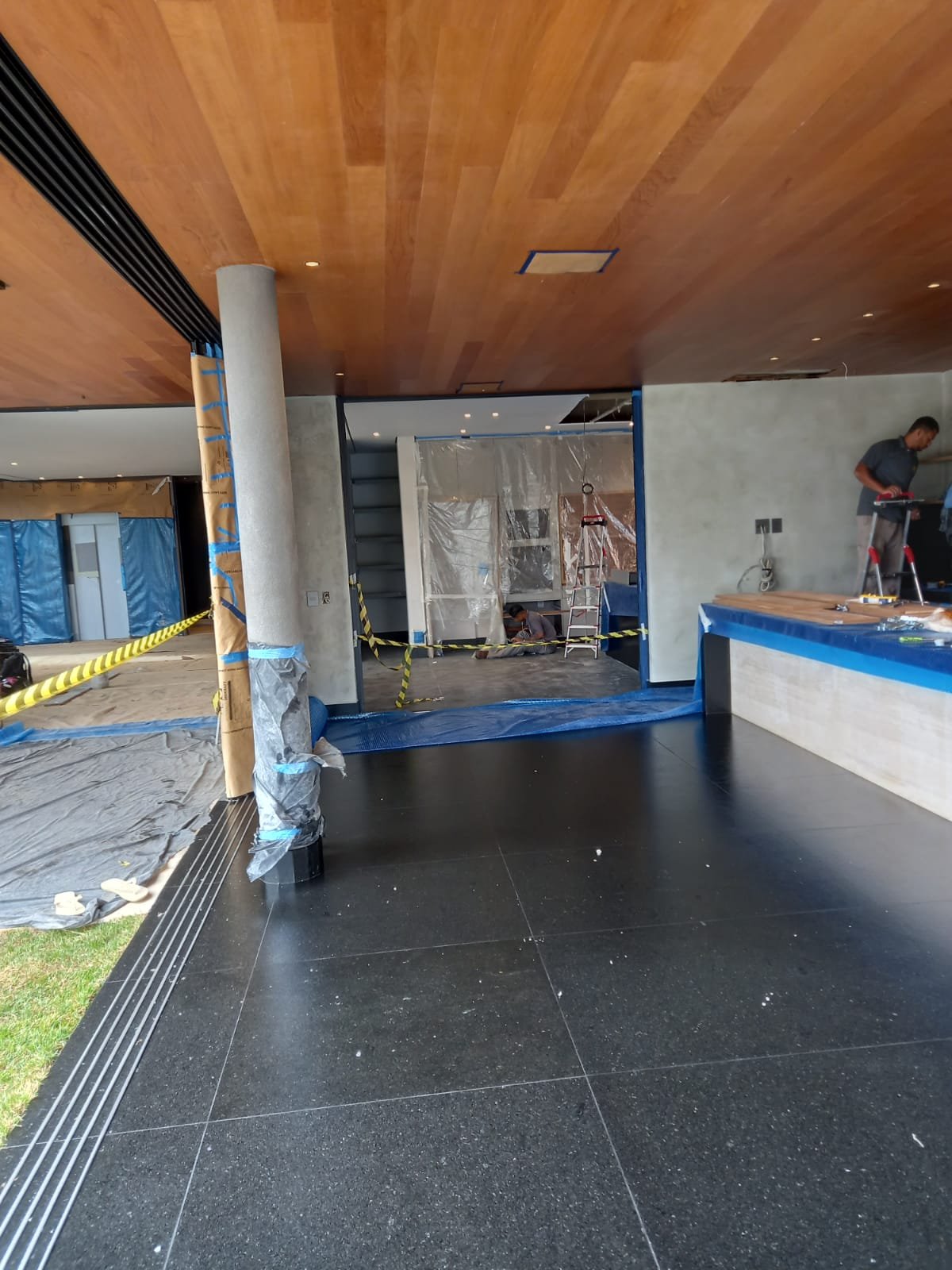 Acabamento em madeira executado com fidelidade ao projeto do arquiteto